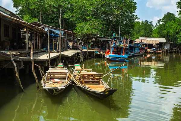 Village de pêcheurs sur l'île en Asie du Sud-Est . — Photo