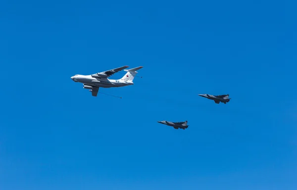 Aviones en el cielo sobre Moscú en el Día de la Victoria — Foto de Stock