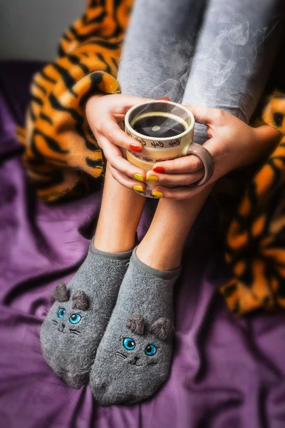Lábát a lány meleg gyapjú zokni — Stock Fotó