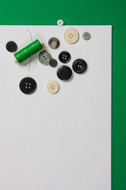 bir iğne ve düğmeleri ile iplik