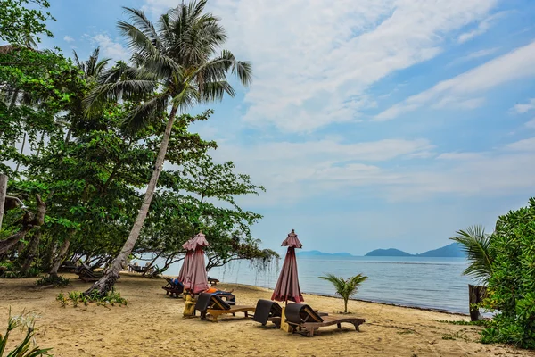 Chairs and umbrellas on white beach — Stock Photo, Image