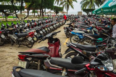 Birçok marka bir sokakta otopark motosiklet