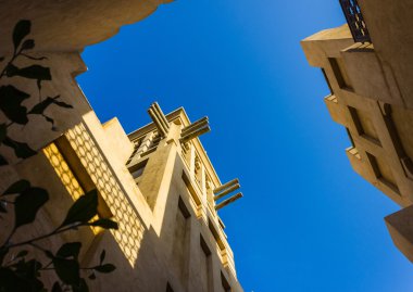 Dubai, Birleşik Arap Emirlikleri - 15 Kasım: souk madinat jumeirah görünümünü. Madinat jumeirah iki otel ve 29 geleneksel Arap evlerinin kümelerini kapsar. 15 Kasım 2012 Dubai