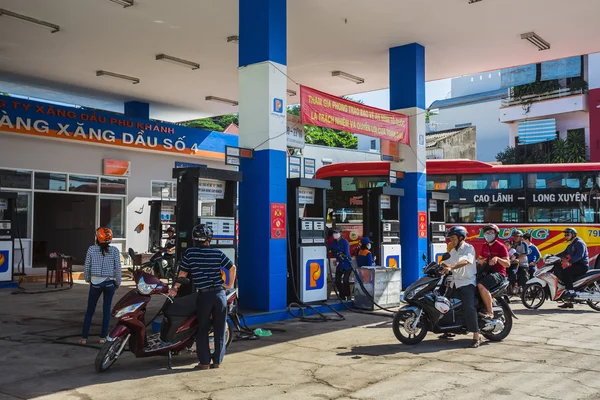 Posto de gasolina com veículos — Fotografia de Stock