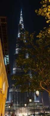 Yüksek doğmak bina ve sokak Dubai
