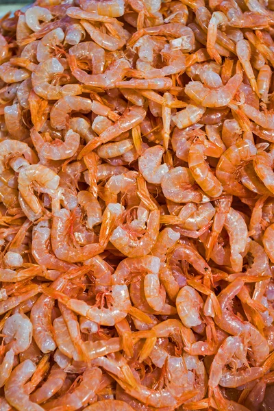 Crevettes fraîches sur un marché aux poissons — Photo