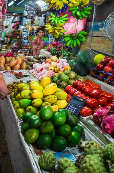 Exotic fruits in the Asian market — Stock Photo, Image