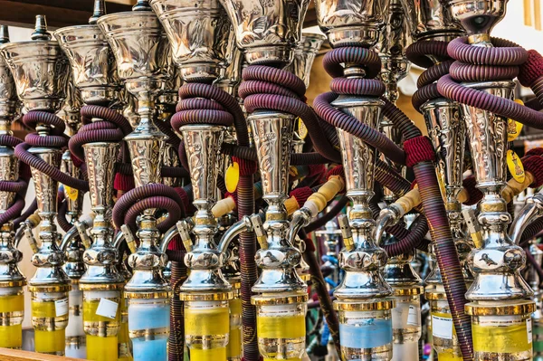 Vattenpiporna i souvenirbutiken på Uae — Stockfoto