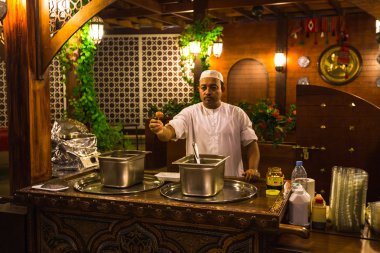 Dubai Yat Limanı sokak kafede şefi