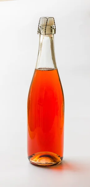 Uma garrafa de champanhe rosa — Fotografia de Stock