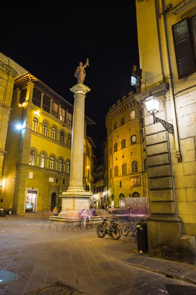 フィレンツェの町の広場の夜景 — ストック写真