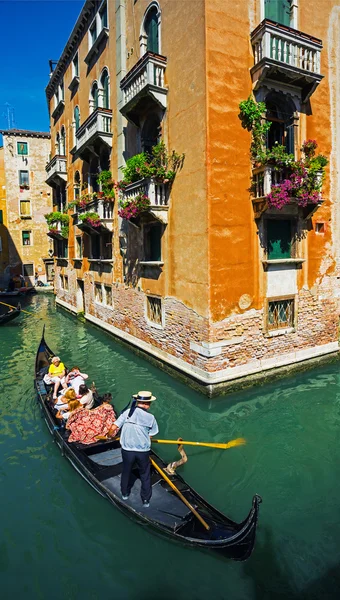 Les touristes voyagent sur les gondoles au canal — Photo