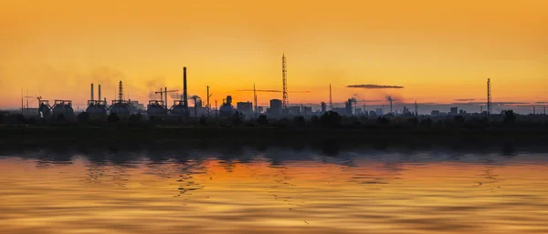 Panorama zakładów chemicznych w zachód słońca — Zdjęcie stockowe