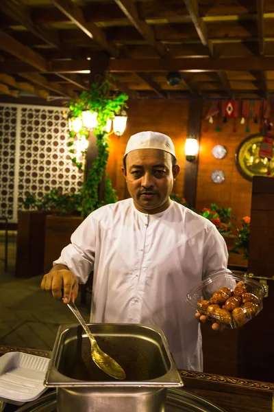 Chef eines Straßencafés in Dubai Marina — Stockfoto