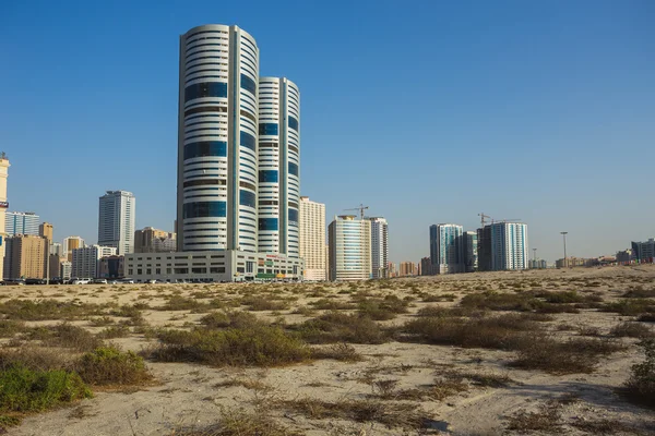 Vue générale des bâtiments modernes à Sharjah — Photo