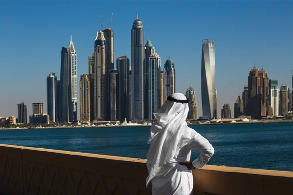 Back view of man and Dubai Marina — Stock Photo, Image