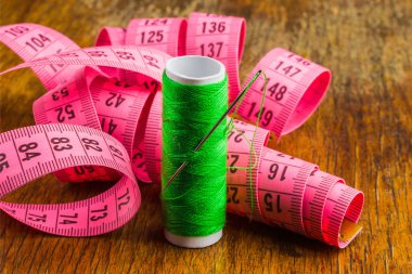 renkli dikiş nesneleri