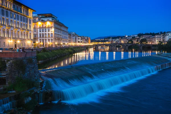 Нічний погляд річка у Флоренції — стокове фото