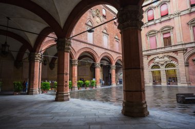 Bolonya 'daki Palazzo Comunale' in avlusunda. İtalya