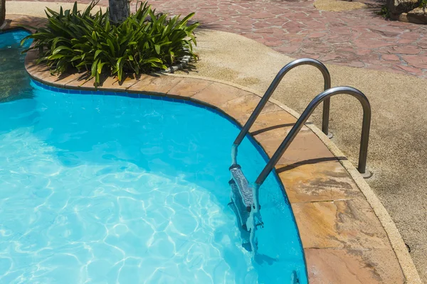 Ladder in blue swimming pool — Stock Photo, Image