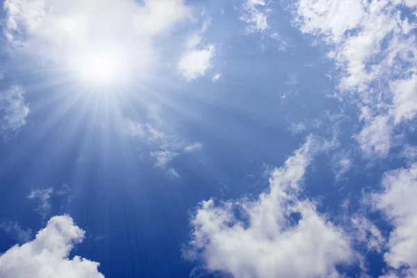 Luz solar fluindo no céu azul — Fotografia de Stock