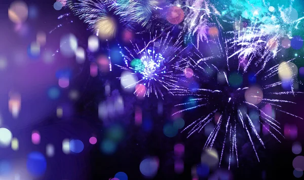 Brillanti fuochi d'artificio multicolore scintillanti e coriandoli — Foto Stock