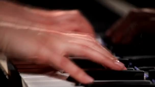 Femme pianiste mains joue le piano à queue . — Video