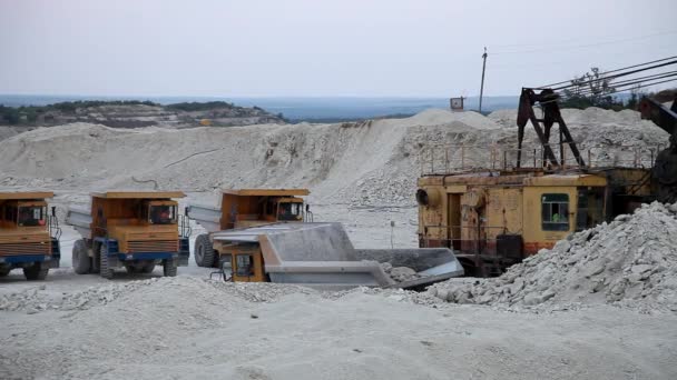 Bagger belädt Lkw-Felsen im Steinbruch — Stockvideo