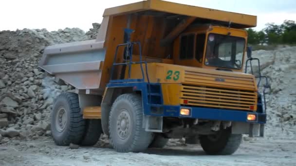 Pesados caminhões de despejo de mineração dirigindo ao longo do opencast — Vídeo de Stock