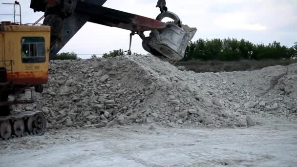 Schwere Muldenkipper fahren am Tagebau entlang — Stockvideo