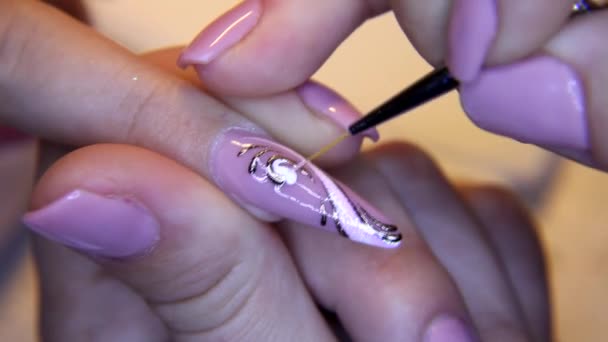 Estudio de belleza, uñas manicura, disparo de cerca — Vídeo de stock