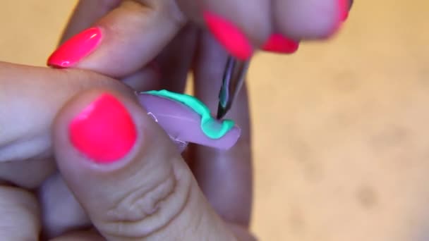 Estudio de belleza, uñas manicura, disparo de cerca — Vídeo de stock