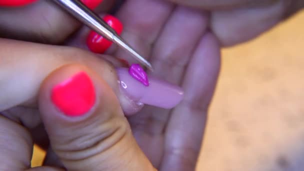 Studio urody, paznokcie manicure, z bliska strzał — Wideo stockowe