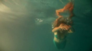 Dalış ve sualtı Yüzme güzel kadın deniz kızı 