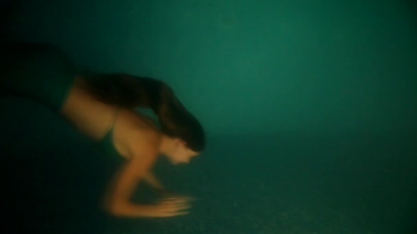 Beautiful woman mermaid diving  and swimming underwater — Stock Video