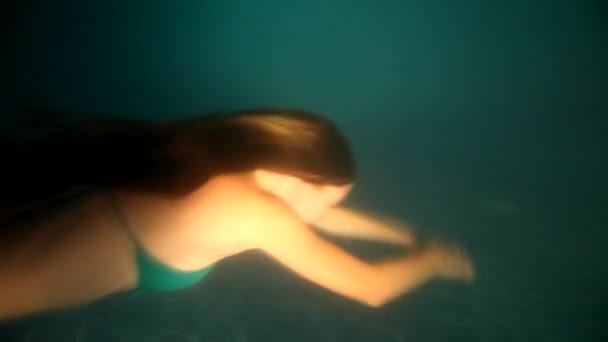 Mooie vrouw zeemeermin duiken en onderwater zwemmen — Stockvideo