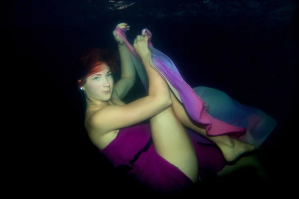 Красивая девушка находится под водой . — стоковое фото