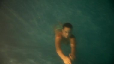  su altında güzel kızdır