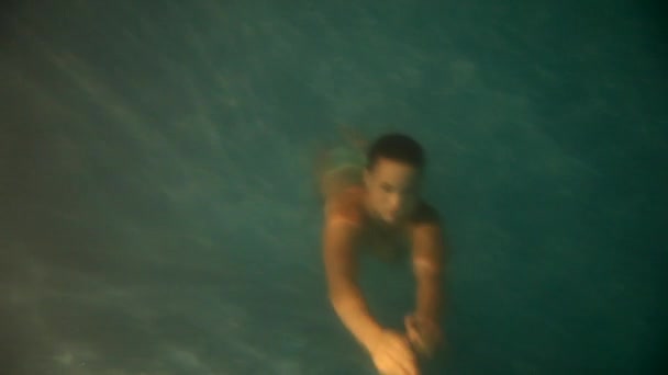 Hermosa chica está bajo el agua — Vídeo de stock