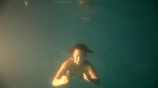 Piękna dziewczyna jest pod wodą. — Wideo stockowe