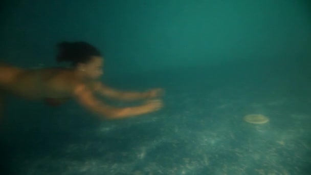 Piękna dziewczyna jest pod wodą. — Wideo stockowe