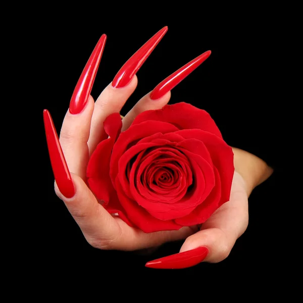 Kvinna hand med perfekt målade naglar isolerad på svart bakgrund — Stockfoto