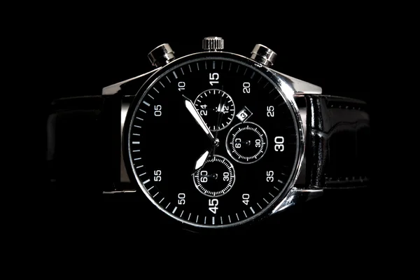 Orologio moderno isolato su sfondo nero — Foto Stock