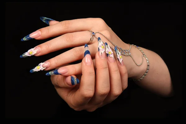 Mooie handen met Frans manicure op zwarte achtergrond — Stockfoto
