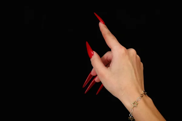 Belas mãos com manicure francês no fundo preto — Fotografia de Stock
