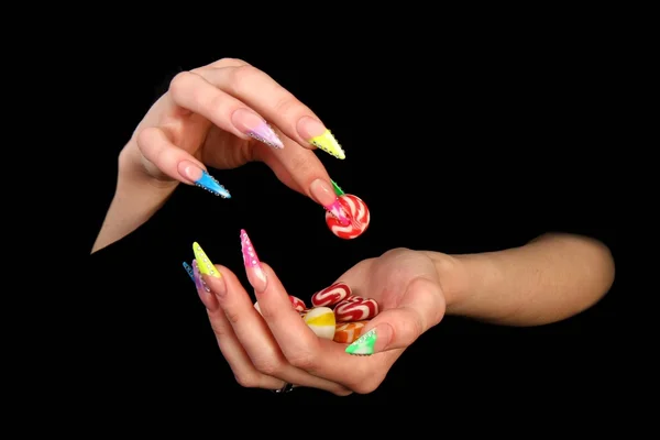 Hermosas manos con manicura francesa sobre fondo negro — Foto de Stock