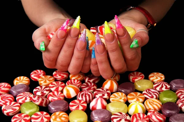 Hermosas manos con manicura francesa sobre fondo negro — Foto de Stock