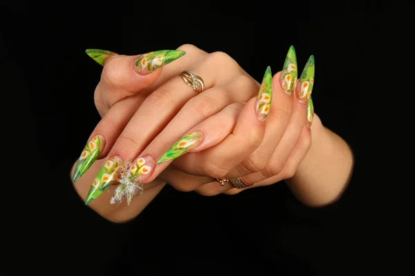 Belas mãos com manicure francês no fundo preto — Fotografia de Stock