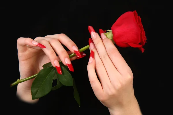 Belas mãos com manicure francês no fundo preto — Fotografia de Stock