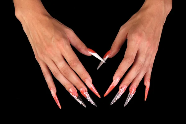 Belas mãos com manicure francês no fundo preto — Fotografia de Stock